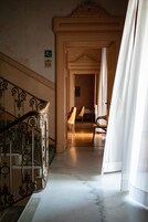 供应午餐和晚餐，地方菜