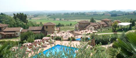 2 piscines extérieures, chaises longues