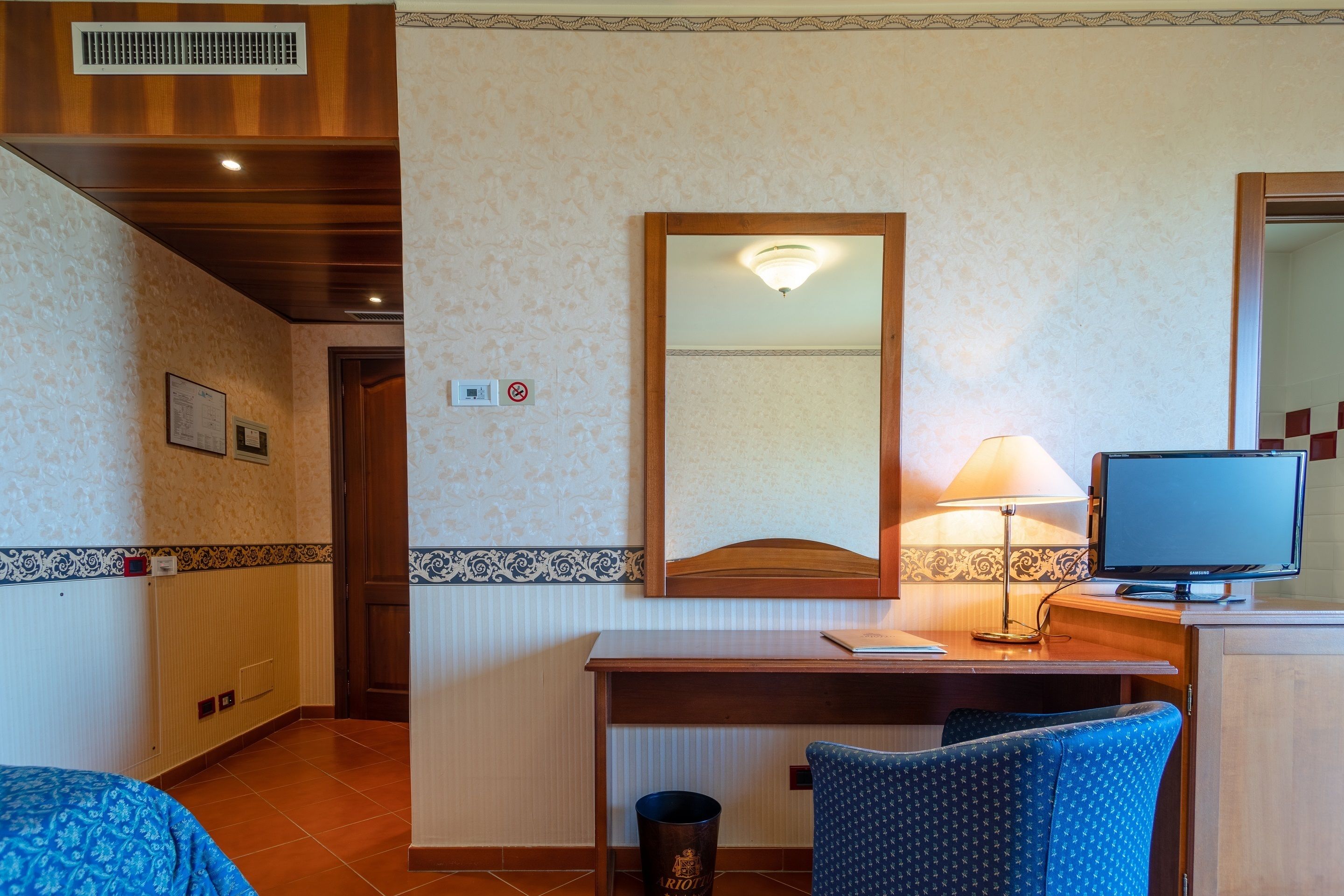 deluxe double or twin room | 1 bedroom, minibar, in-room safe, desk