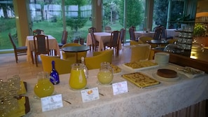 Daily continental breakfast (EUR 10 per person)