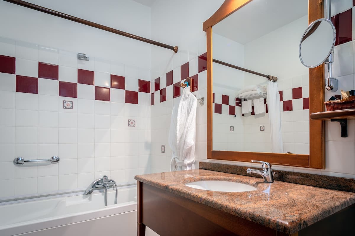 deluxe double or twin room | bathroom | shower, free toiletries, hair dryer, bidet