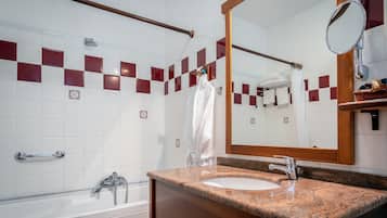 Phòng đôi hoặc 2 giường đơn Deluxe | Phòng tắm | Buồng tắm vòi sen, đồ dùng nhà tắm miễn phí, máy sấy tóc