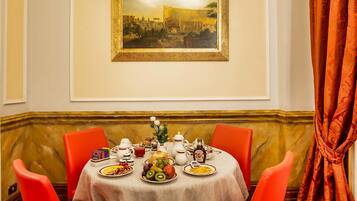 每日供应欧陆式早餐(每人 EUR 12)