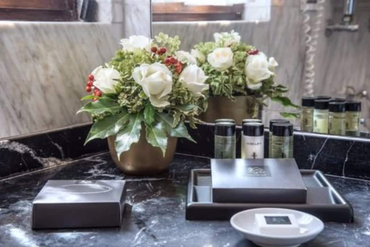 superior double room, city view | bathroom | slippers, bidet, towels
