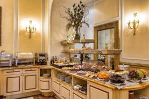 Daily continental breakfast (EUR 12 per person)