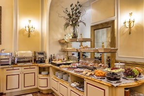 Daily continental breakfast (EUR 12 per person)