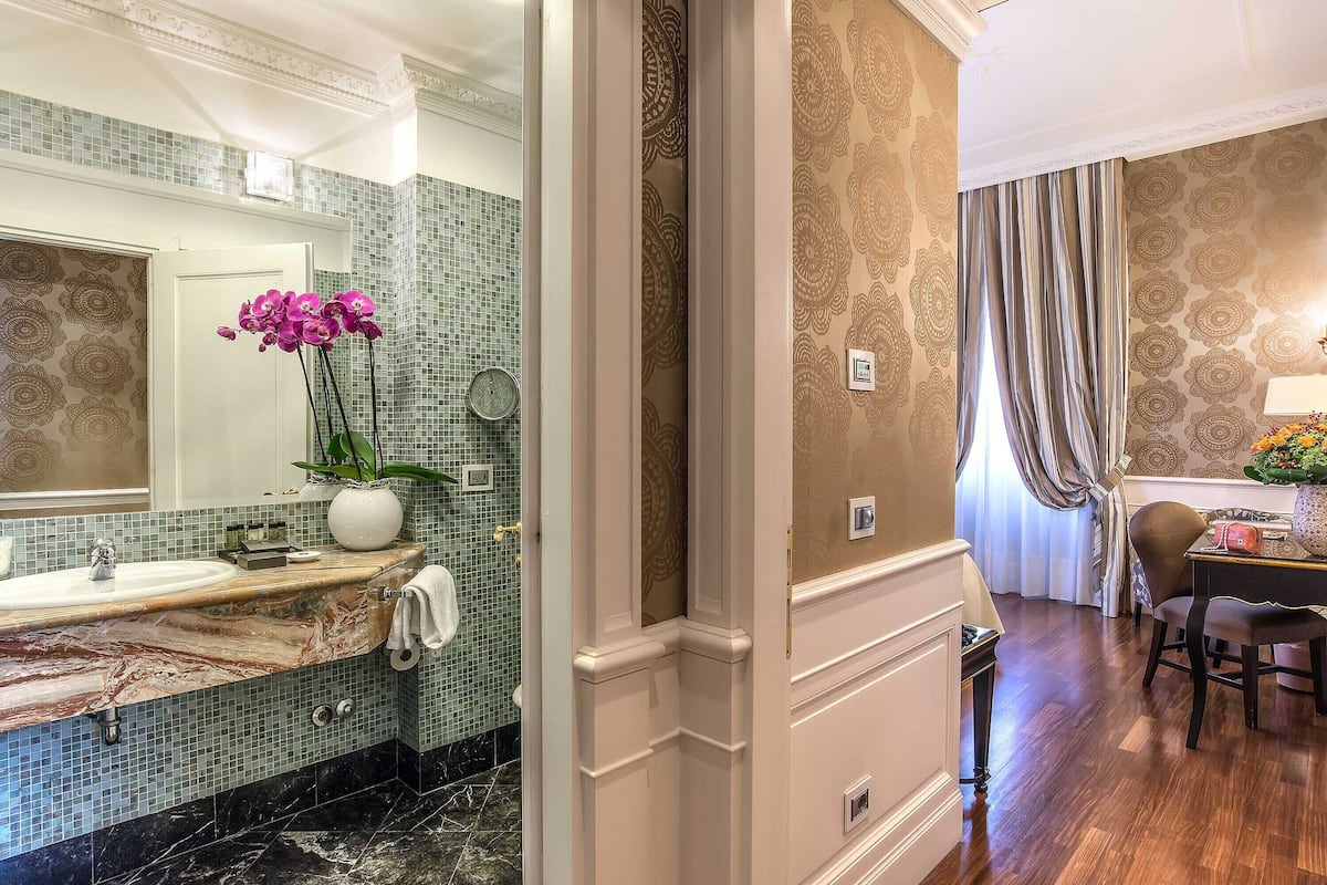 senior suite | premium bedding, minibar, in-room safe, individually decorated