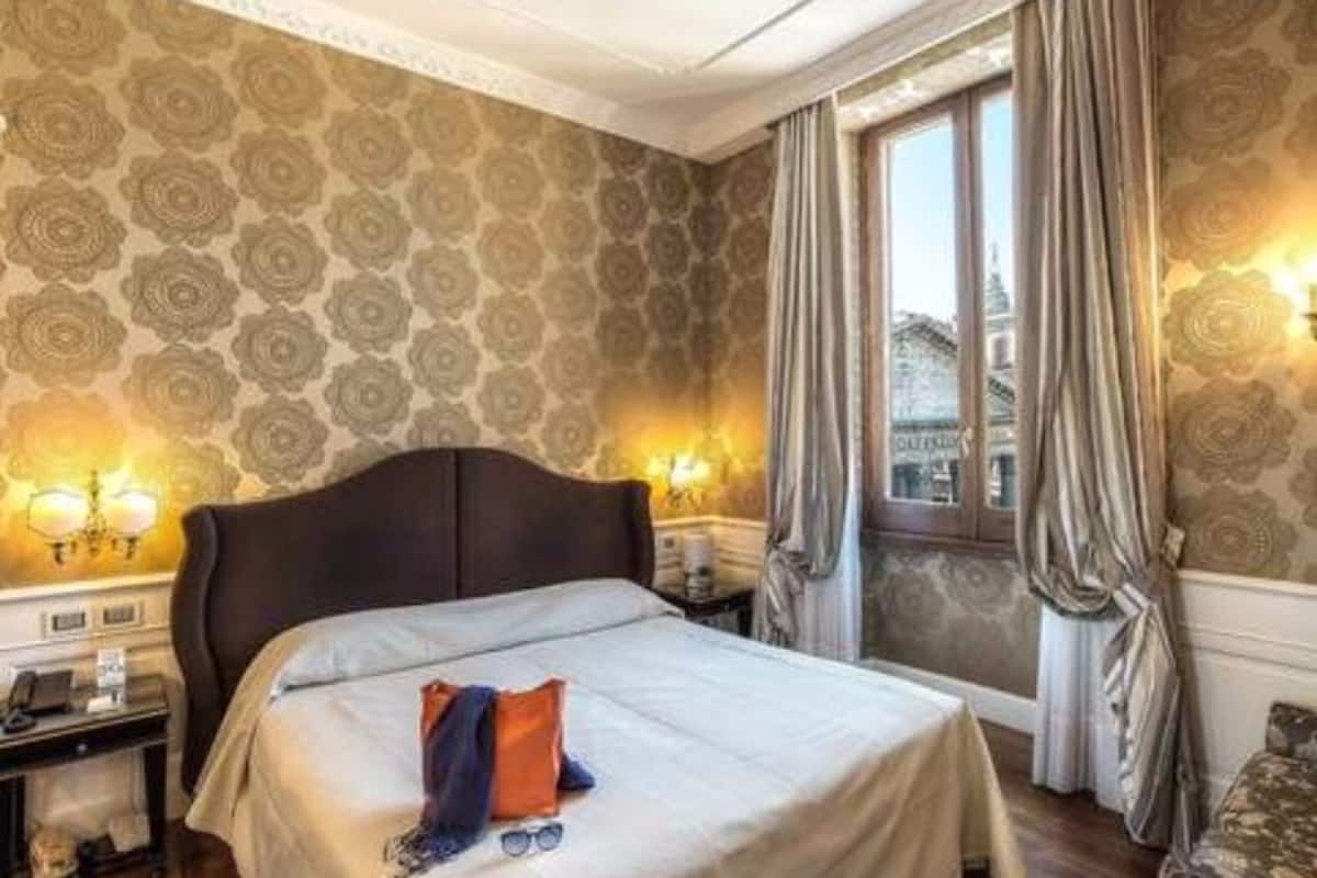 Senior Suite | Premium bedding, minibar, in-room safe, individually decorated