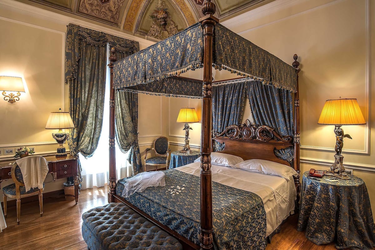 Suite (Seminario) | Premium bedding, minibar, in-room safe, individually decorated