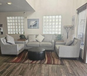 Lobby sitting area - Quality Inn & Suites Silverthorne - Copper Mountain (Silverthorne)