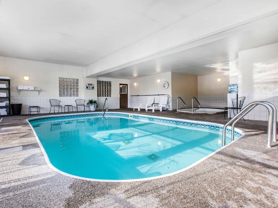 Una piscina cubierta
