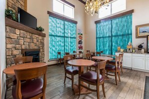 Free daily buffet breakfast - Quality Inn & Suites Silverthorne - Copper Mountain (Silverthorne)