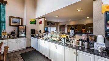 Café da manhã com buffet grátis todos os dias