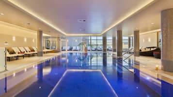 Una piscina cubierta