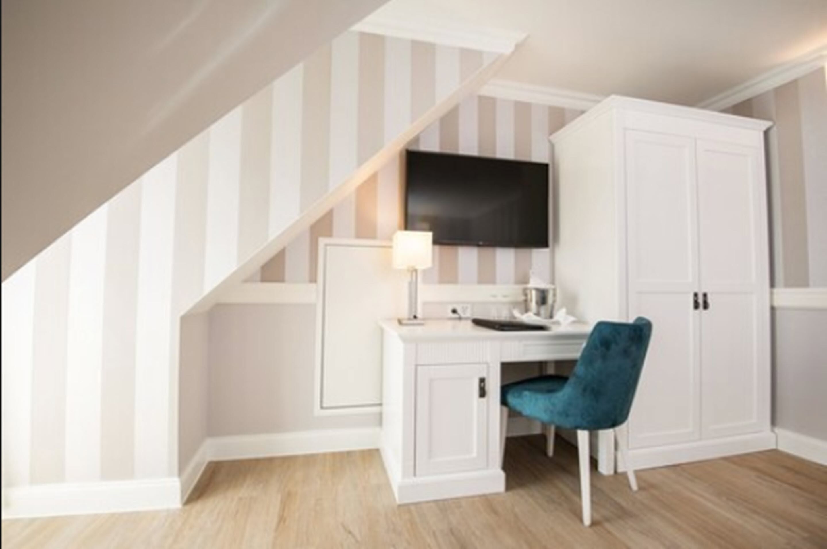 standard double room | living area | tv