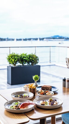Breakfast, lunch, dinner served; ocean views - Hilton Auckland (Auckland)
