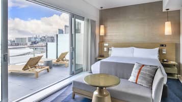 华丽客房, 1 张特大床, 海港景观 (Plus) | 高档床上用品、迷你吧、客房内保险箱、办公桌