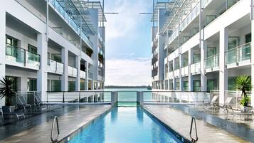 Piscina a l'aire lliure i gandules