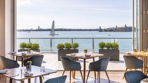 Déjeuner, dîner et souper servis sur place