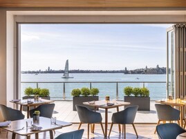 供应早餐、午餐和晚餐，海景