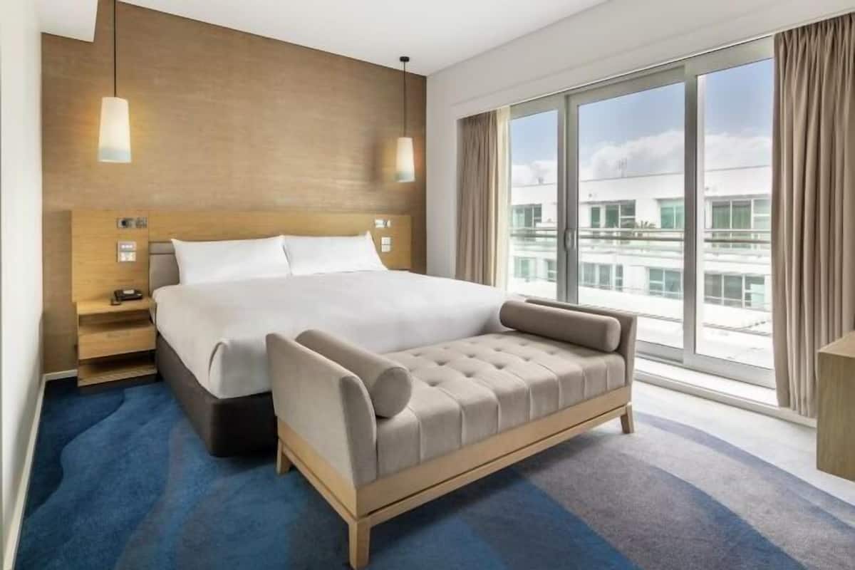 Premium bedding, minibar, in-room safe, desk