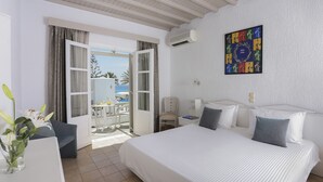 Traditionele kamer, gedeeltelijk uitzicht op zee | Een minibar, een kluis op de kamer, een bureau, verduisterende gordijnen