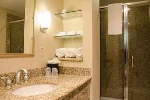 Amenidades de baño gratuitas, secadora de cabello, batas, toallas 