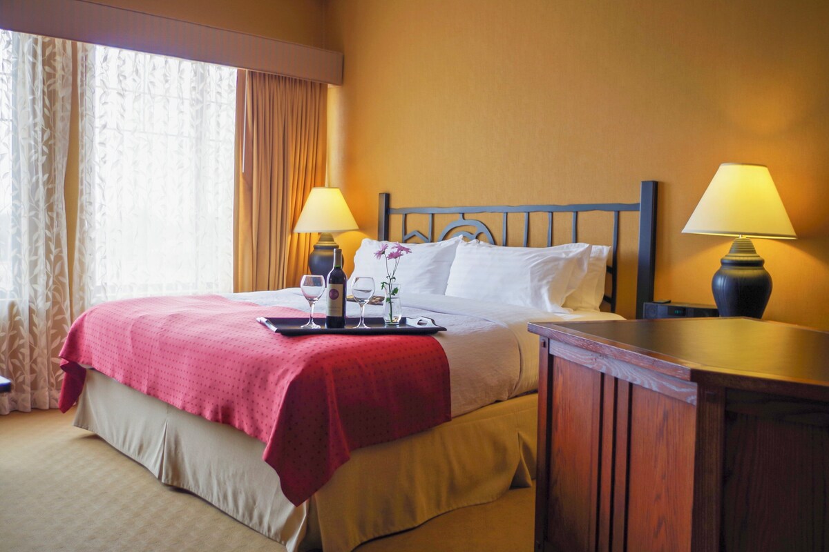 Luxe beddengoed, een kluis op de kamer, een bureau
