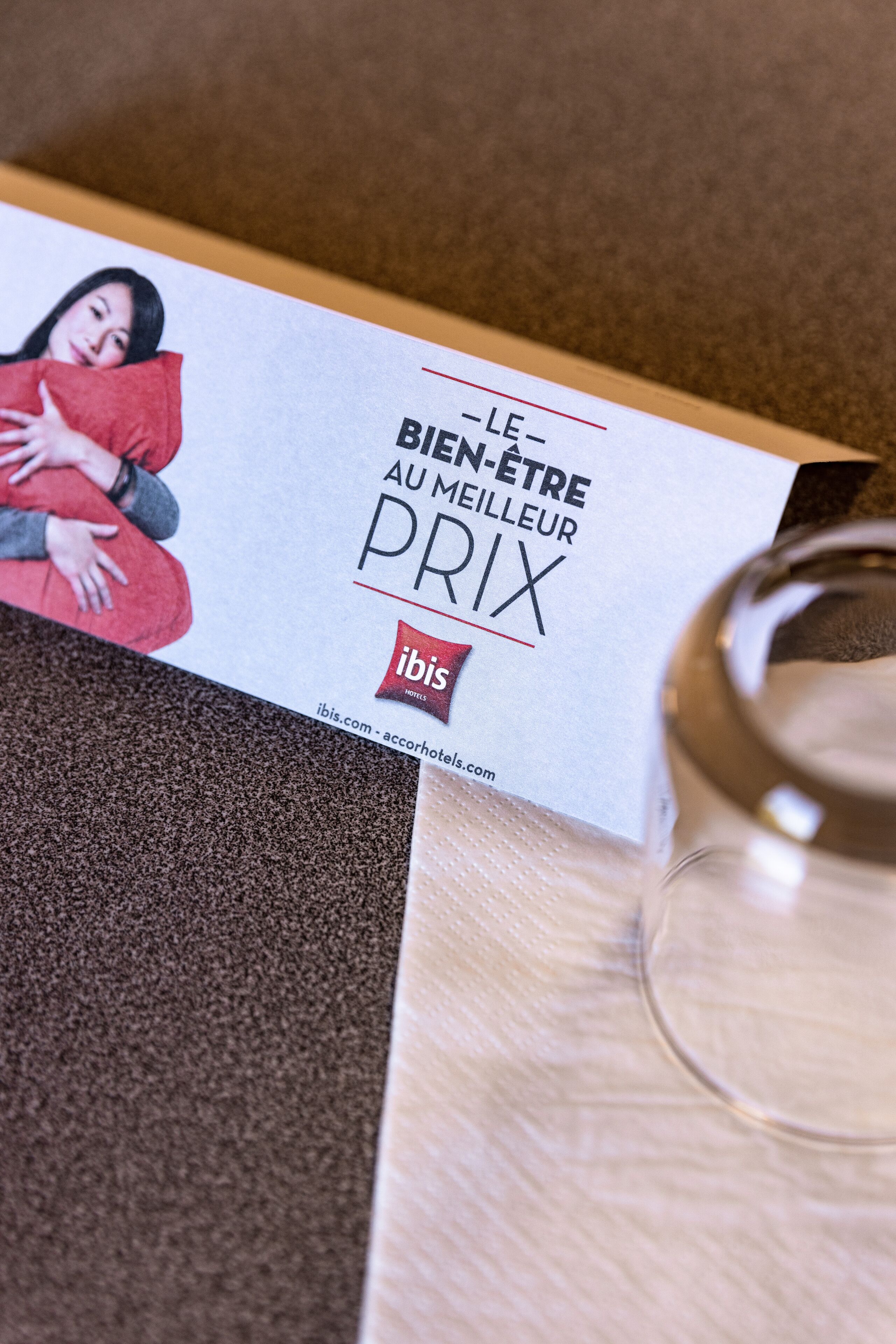 Une brochure d’hôtel avec le texte « Le bien-être au meilleur prix » et le logo « ibis ».