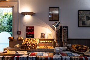 Buffet déjeuner (9.90 EUR par personne)