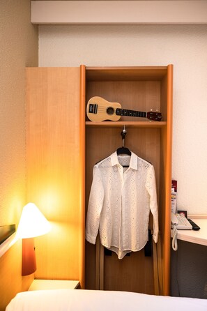 Standard-Zweibettzimmer, 2 Einzelbetten | Schreibtisch, Verdunkelungsvorhänge, schallisolierte Zimmer