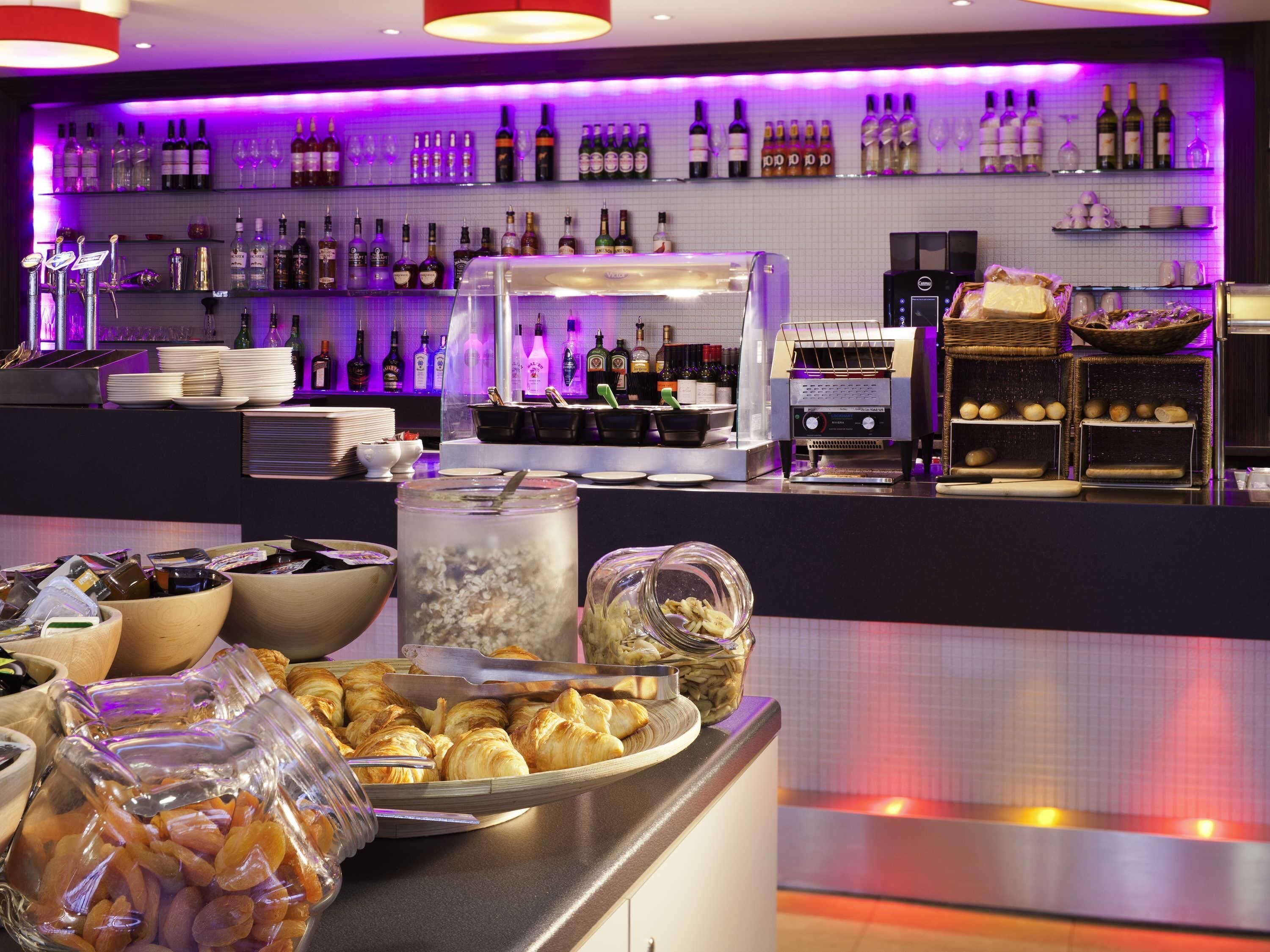 Desayuno buffet diario (GBP 12 por persona)