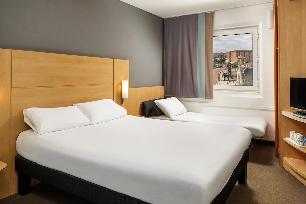 Habitación familiar, varias camas | Tabla de planchar con plancha, cunas gratuitas, wifi gratis