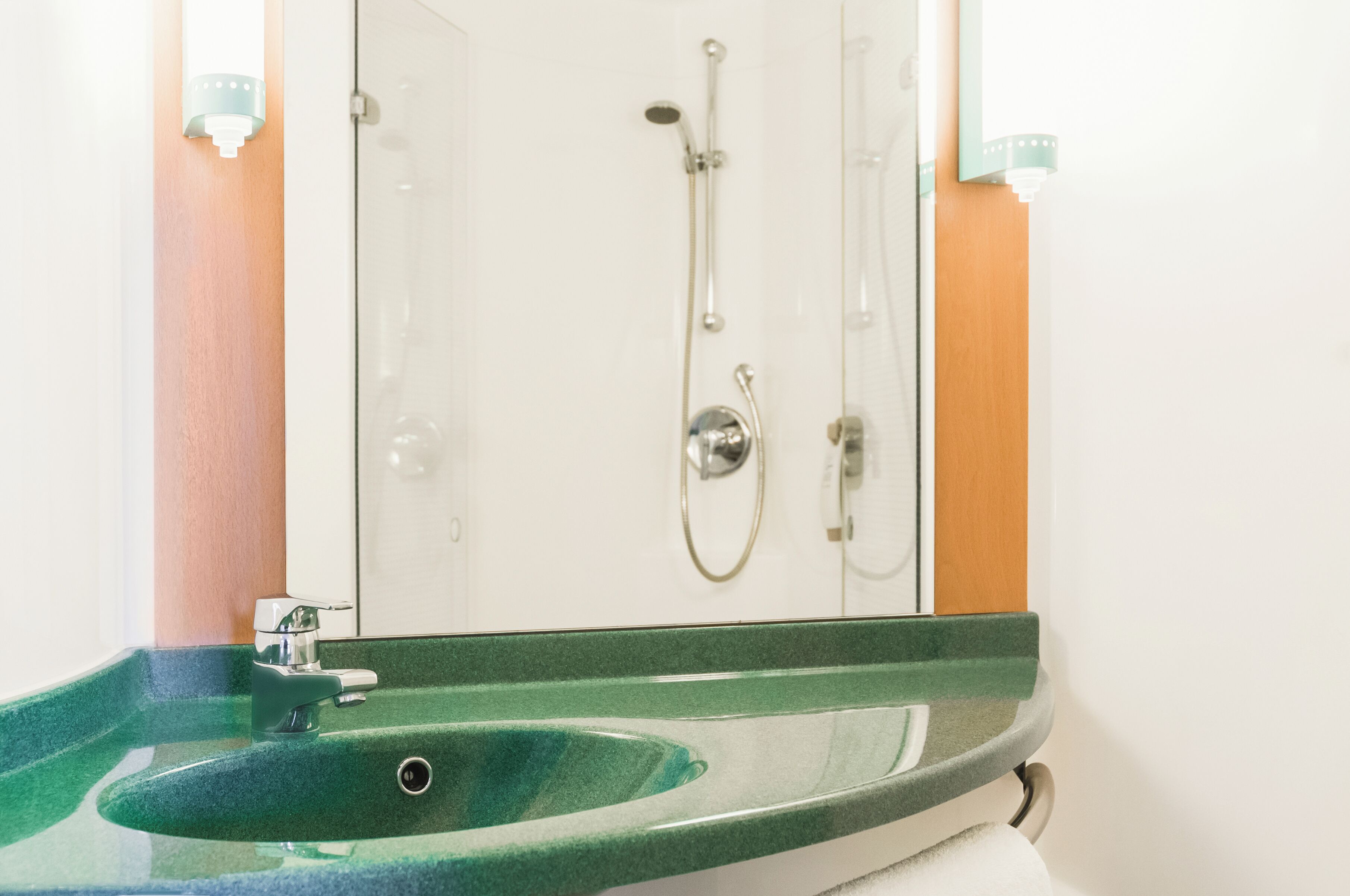 Dusche, umweltfreundliche Kosmetikartikel, Handtücher