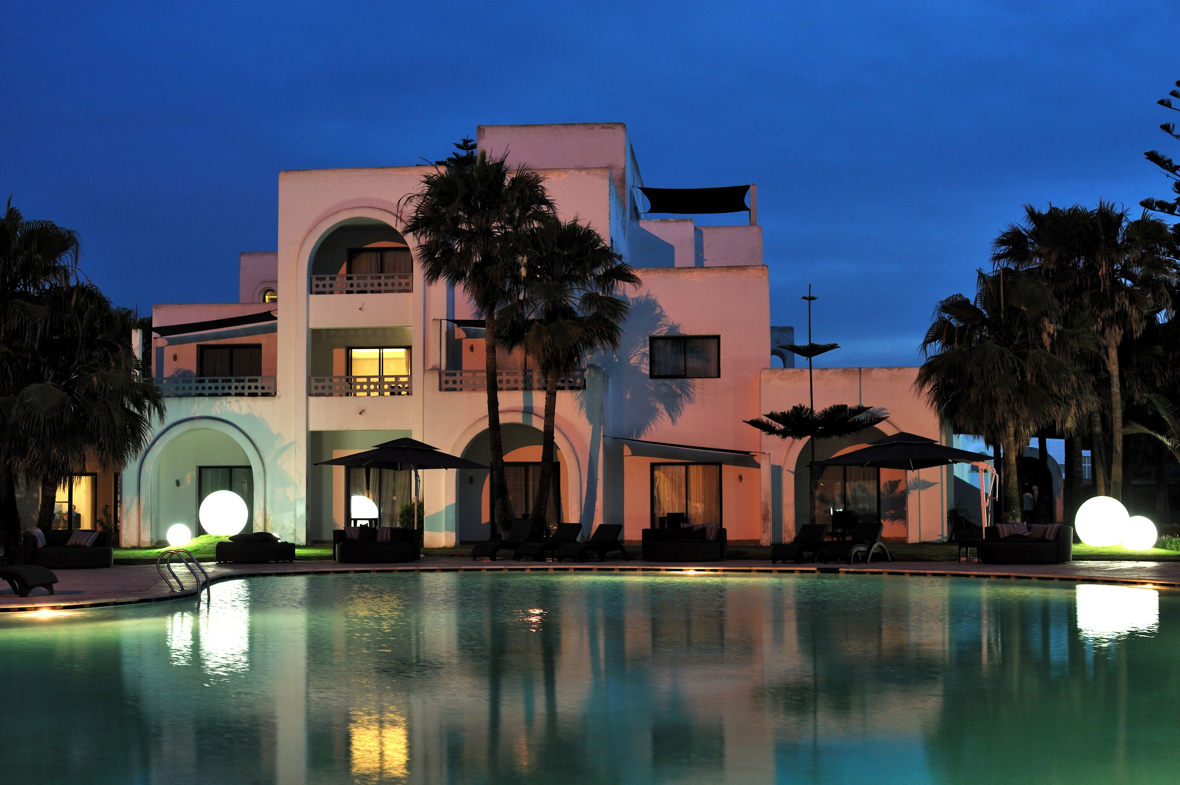 Piscine extérieure, parasols de plage, chaises longues