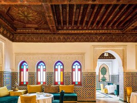 3 restaurantes; se sirve desayuno, almuerzo y cena; cocina internacional