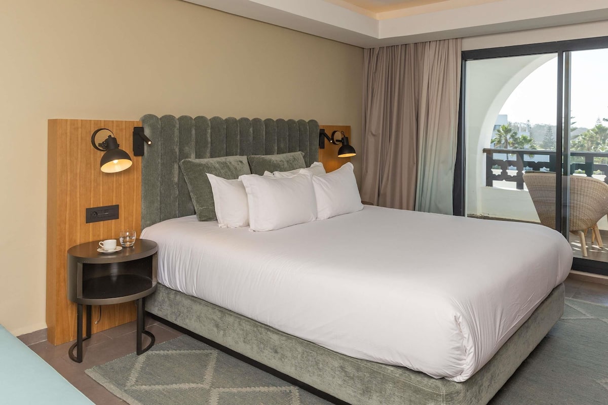 Habitación superior, 1 cama King size, vista a la alberca | Sábanas de algodón egipcio y ropa de cama de alta calidad