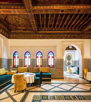 3 restaurants, breakfast, lunch, dinner served; international cuisine 