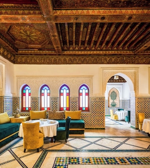 3 restaurants, breakfast, lunch, dinner served; international cuisine