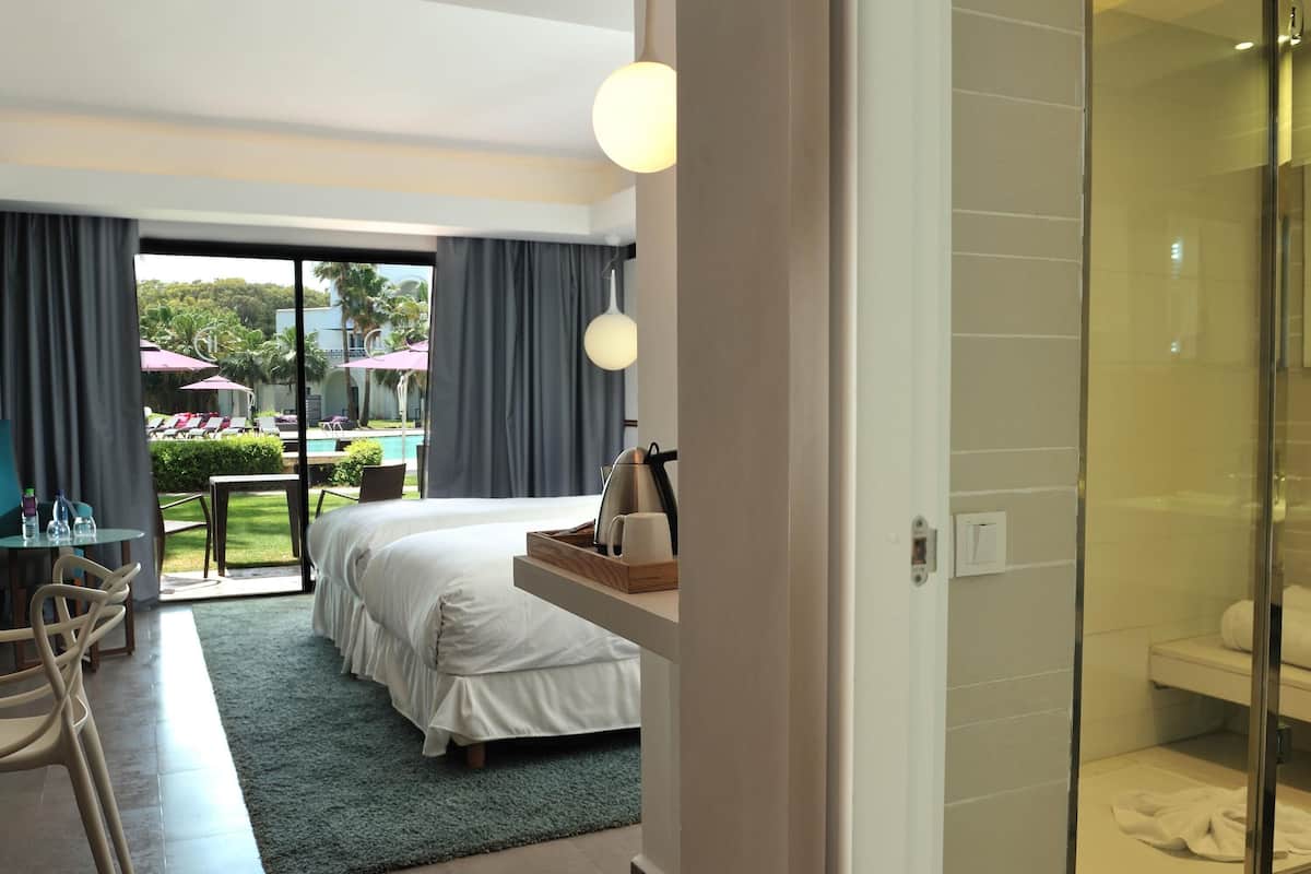 Habitación superior, 2 camas individuales, vista a la alberca (Premium) | Sábanas de algodón egipcio y ropa de cama de alta calidad