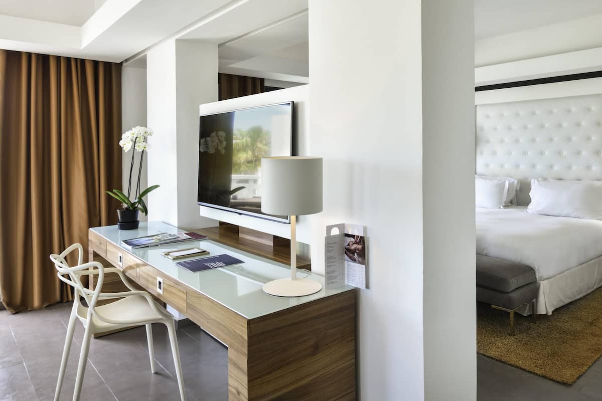 Junior suite, 1 kingsize bed | Lakens van Egyptisch katoen, luxe beddengoed, pillowtop-bedden