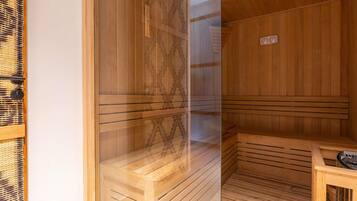 Una sauna con panche in legno e una panca con uno scaldabagno.