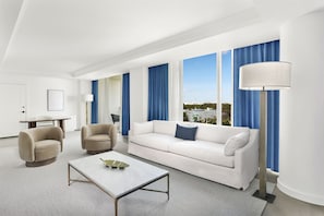 Ritz-Carlton Suite, Partial Bay view, 1 King