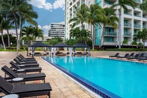 Outdoor pool, pool cabanas (surcharge), pool umbrellas - The Ritz-Carlton Coconut Grove, Miami (Miami)