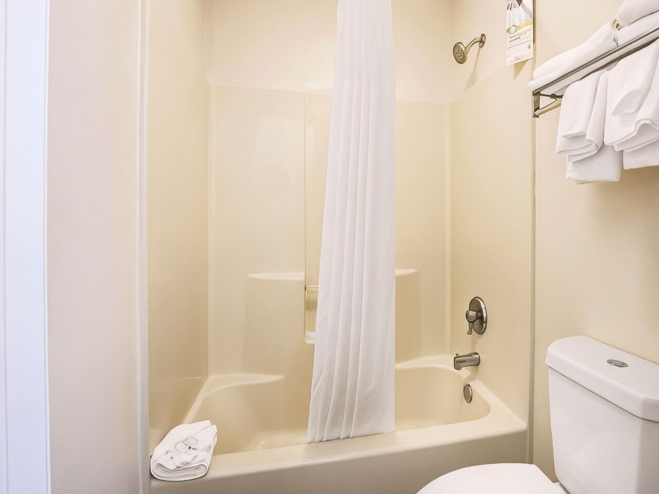 Bathroom | Combined shower/tub, free toiletries, hair dryer, towels