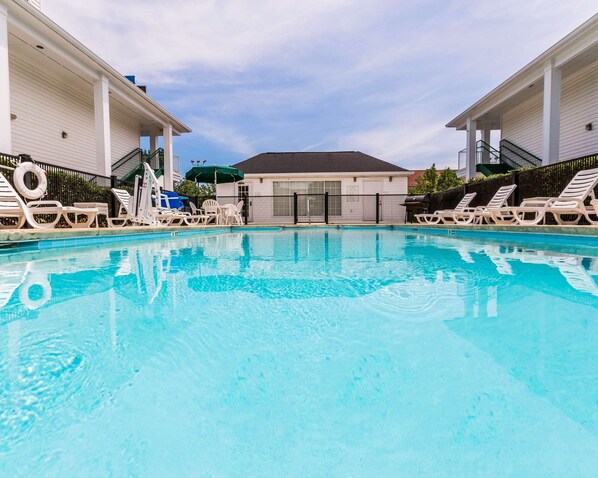 Una piscina al aire libre de temporada