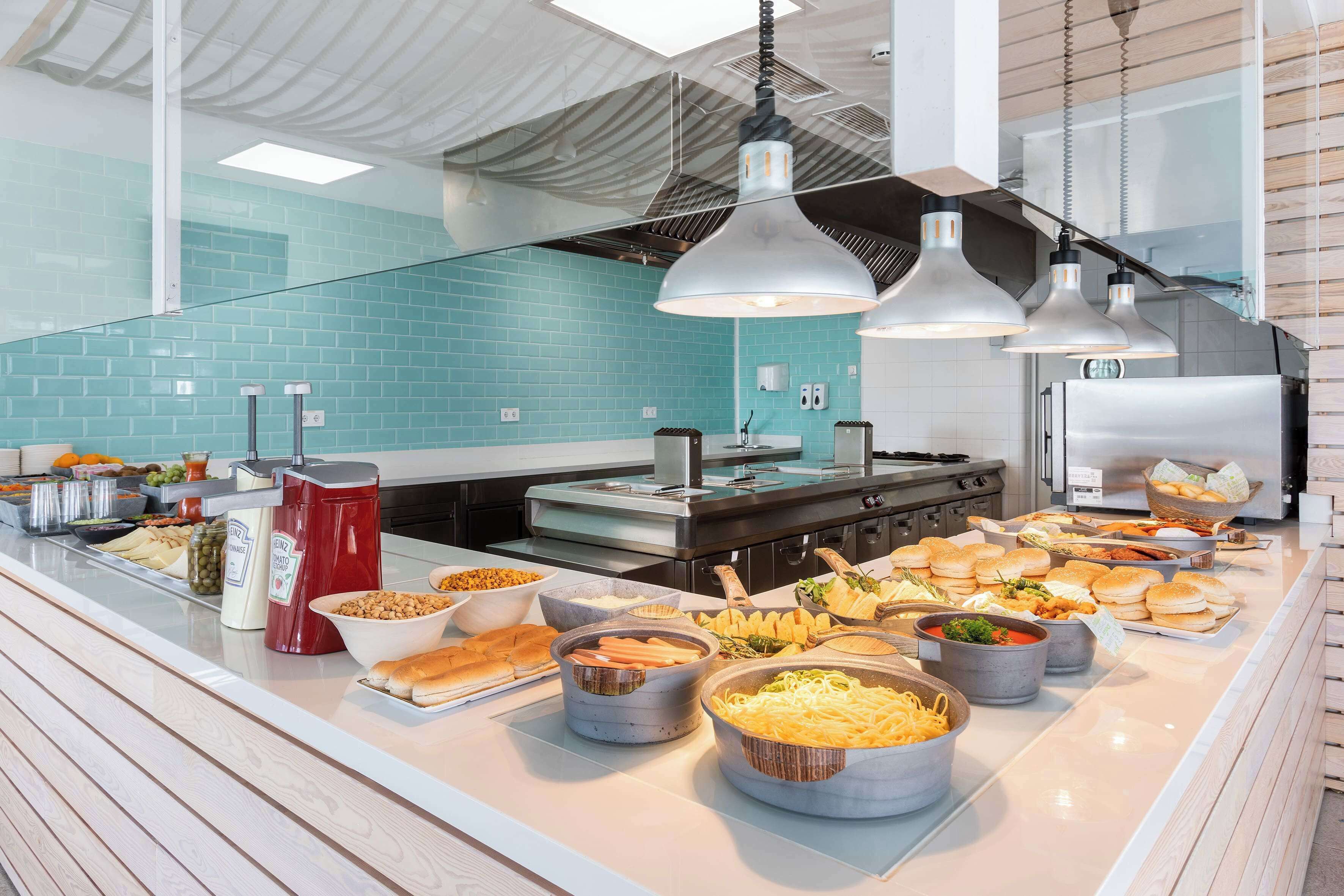 2 restaurantes; se sirven desayunos, almuerzos y cenas