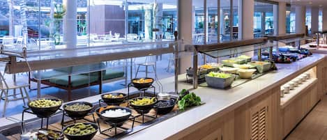 2 restaurants, servant le déjeuner et le dßner; cuisine internationale