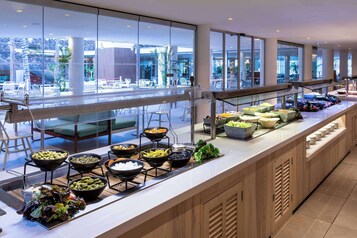 2 restaurantes, se sirven desayunos, comidas y cocina internacional
