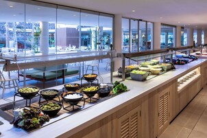 2 restaurantes; se sirven desayunos, almuerzos y cocina internacional 